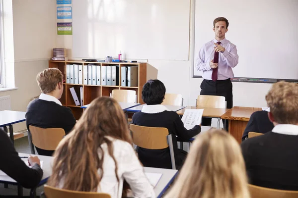 Tonåriga Elever Lyssna Manliga Lärare Klassrummet — Stockfoto