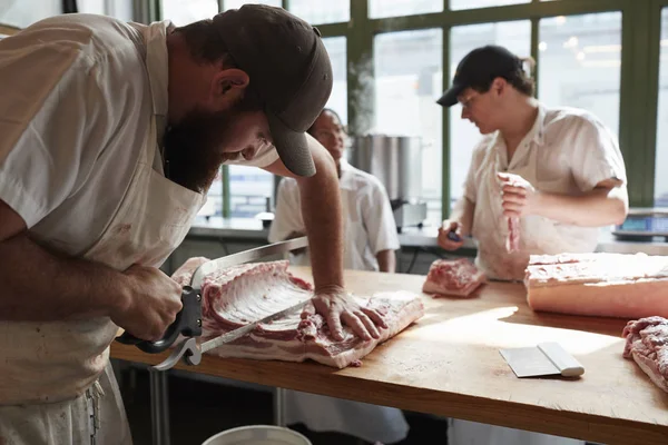 Tiga Tukang Daging Menyiapkan Daging Potongan Daging Toko Daging Tutup — Stok Foto