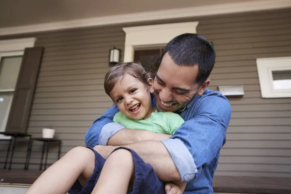 Pai Abraçando Filho Como Eles Sentam Alpendre Casa Juntos — Fotografia de Stock