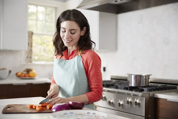 Mujer Picando Zanahorias Cocina Para Comida Judía Pascua —  Fotos de Stock