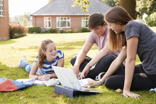 Tiener Studenten Buiten Zitten Werken Project — Stockfoto