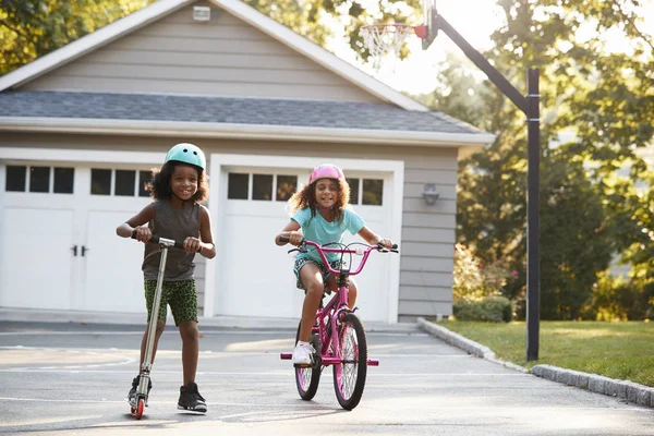 Irmã Com Irmão Equitação Scooter Bicicleta Garagem Casa — Fotografia de Stock