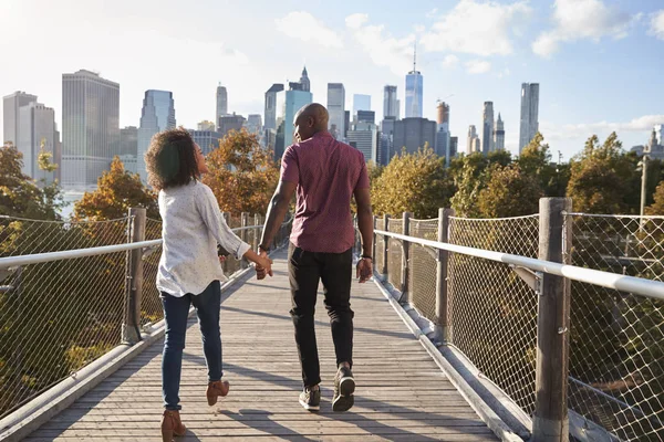 Couple Visitant New York Avec Manhattan Skyline Arrière Plan — Photo