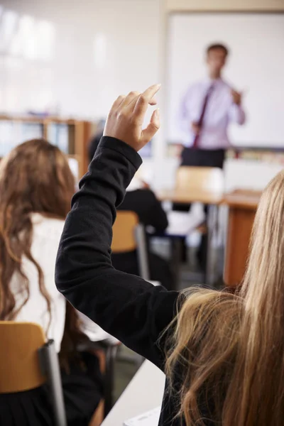 Kvinnlig Student Höja Handen För Att Ställa Fråga Klassrummet — Stockfoto