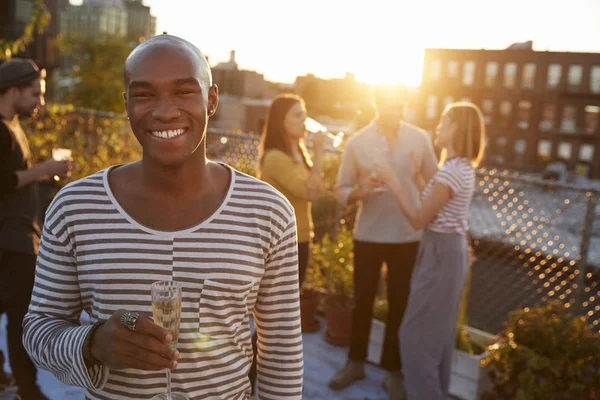 Ung Man Håller Glaset Taket Fest Leende Till Kamera — Stockfoto