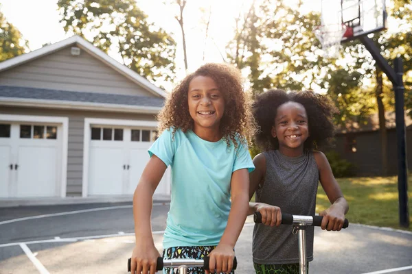 Fratello Sorella Equitazione Scooter Strada Casa — Foto Stock