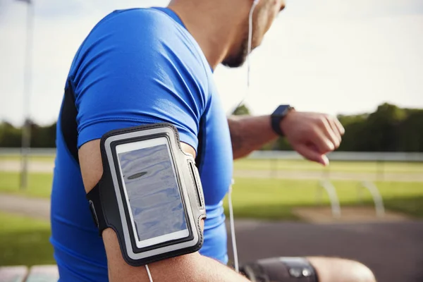 Sportler Mit Smartphone Armbinde Checkt Smartwatch — Stockfoto