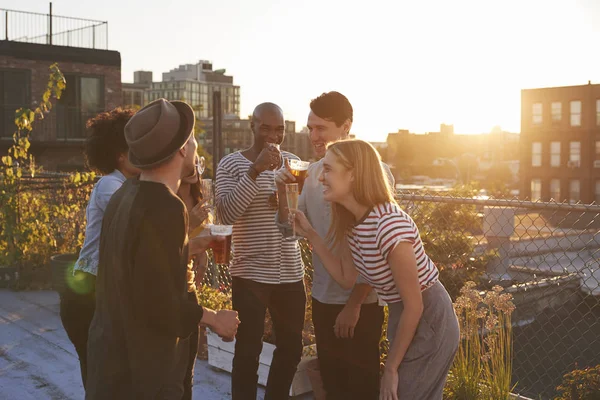 Amis Debout Parlant Fête Sur Toit Rétroéclairé Par Lumière Soleil — Photo