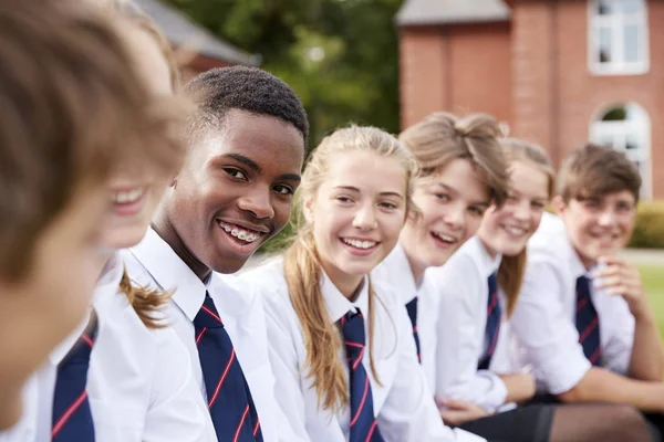 Gruppe Teenager Uniform Vor Schulgebäuden — Stockfoto