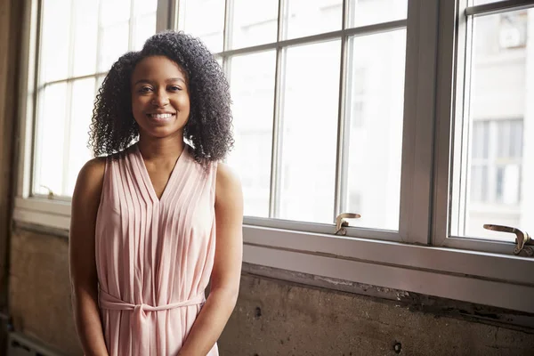 Inteligente Joven Mujer Negocios Negro Sonriendo Cámara — Foto de Stock