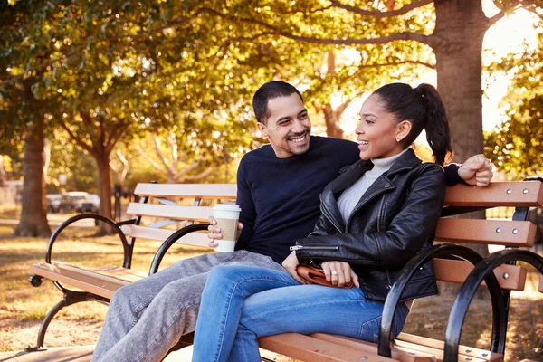 Pareja Joven Hispana Sentada Banco Brooklyn Park —  Fotos de Stock