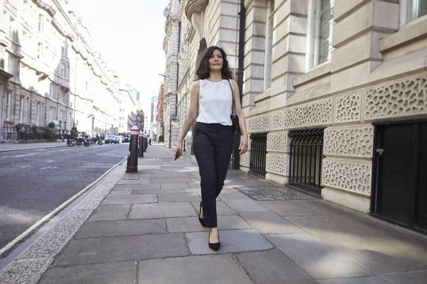 Wandelen Straat Volledige Lengte Vrouw — Stockfoto