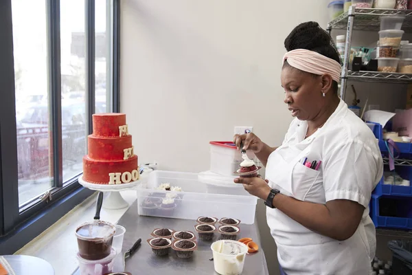 Jeune Femme Noire Glaçant Des Gâteaux Dans Une Boulangerie — Photo