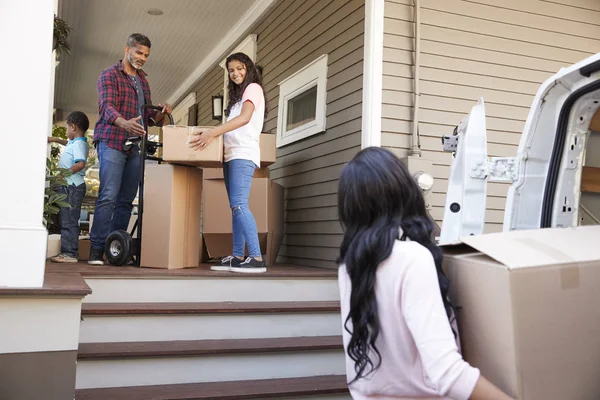 Niños Ayudando Niños Con Cajas Mudarse Día — Foto de Stock