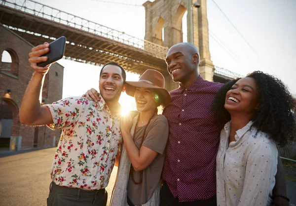 Grupp Vänner Som Poserar För Selfie Framför Brooklyn Bridge — Stockfoto