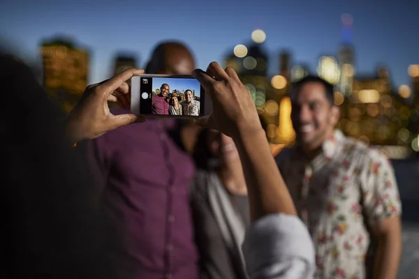 Grupp Vänner Som Poserar För Selfie Framför Manhattan Skyline — Stockfoto