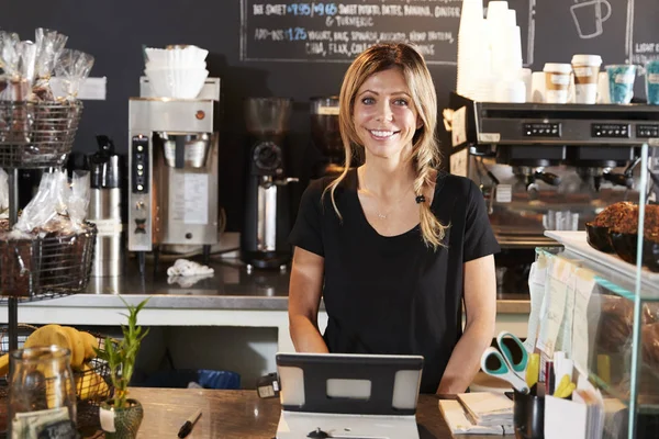 コーヒー ショップの女性バリスタ分離カウンターの肖像画 — ストック写真