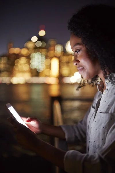 Kobieta Używa Telefonu Komórkowego Nocy Panoramę Miasta Tle — Zdjęcie stockowe