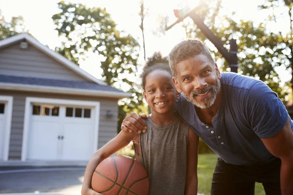 Porträt Von Vater Und Sohn Beim Basketballspielen Der Einfahrt — Stockfoto