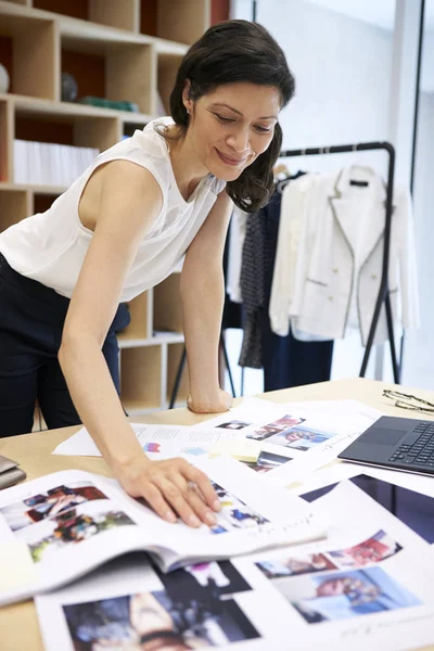 Médias Féminins Travail Créatif Sur Mise Page Magazine Vertical — Photo