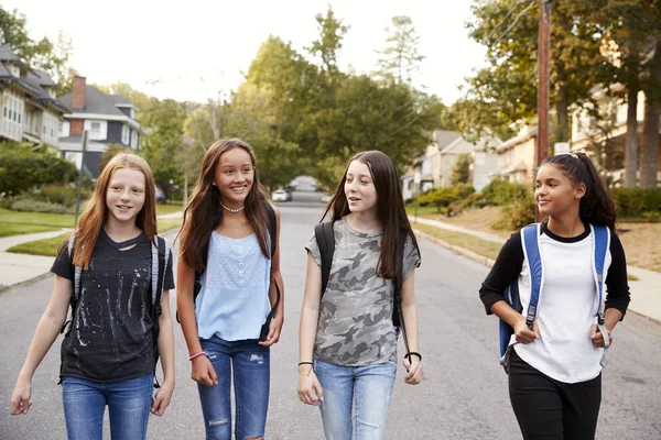 道路を歩いて つの若い十代の女の子がクローズ アップ — ストック写真