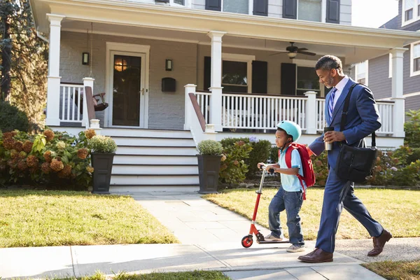 Empresario Padre Caminando Hijo Scooter Escuela — Foto de Stock