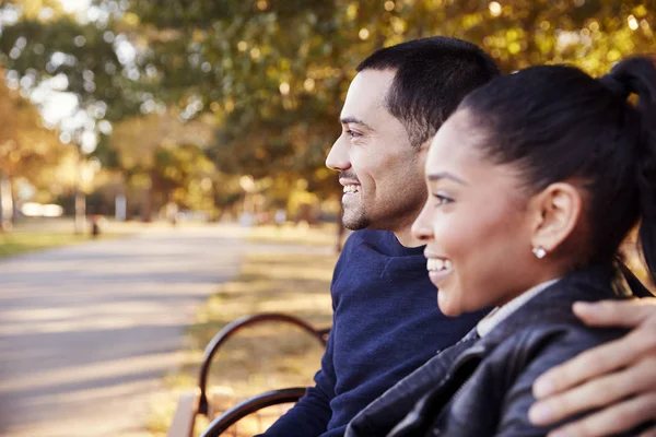 Jovem Casal Sentado Banco Brooklyn Park Close — Fotografia de Stock