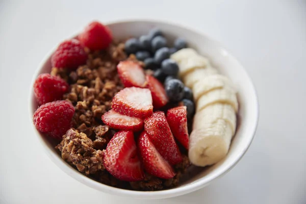 Schüssel Müsli Und Frisches Obst Für Ein Gesundes Frühstück — Stockfoto