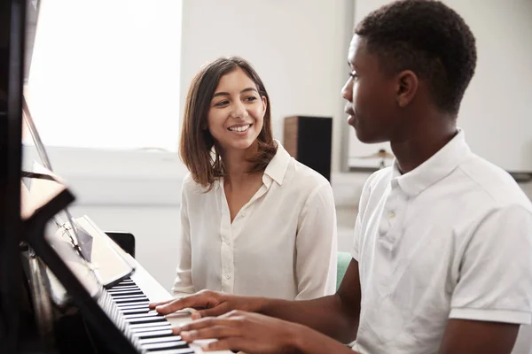 Alumno Masculino Con Profesor Tocando Piano Clase Música —  Fotos de Stock