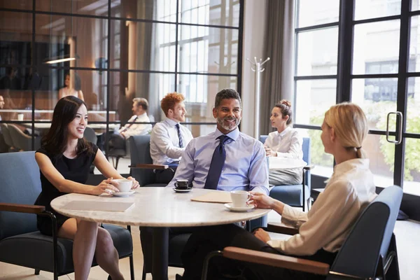 Colleghi Lavoro Rilassante Presso Loro Ufficio Caffè — Foto Stock