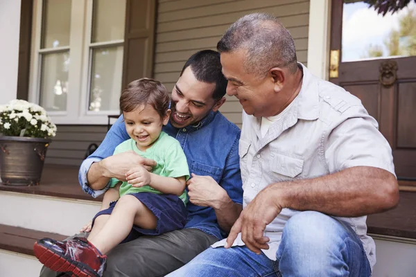 Homme Multi Génération Famille Assis Sur Les Marches Face Maison — Photo