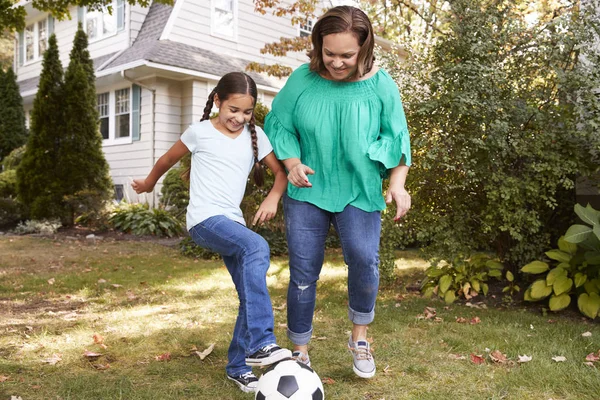 Mormor Som Spelar Fotboll Trädgården Med Barnbarn — Stockfoto