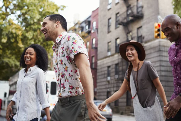 Grupp Vänner Promenader Längs Urban Street New York City — Stockfoto