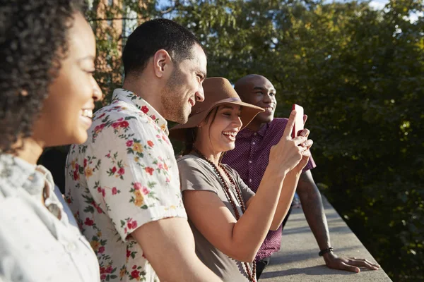 Cep Telefonlarında Fotoğraf Çekmek Turist Grup — Stok fotoğraf