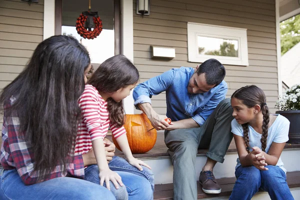 Familie Schnitzt Halloween Kürbis Auf Haustreppe — Stockfoto