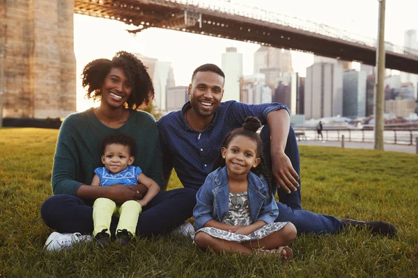 Ung Familj Med Två Döttrar Sitter Gräsmattan Närbild — Stockfoto