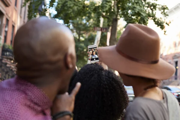 Grupa Przyjaciół Pozowanie Selfie Ulicy Nowym Jorku Zdjęcie Stockowe