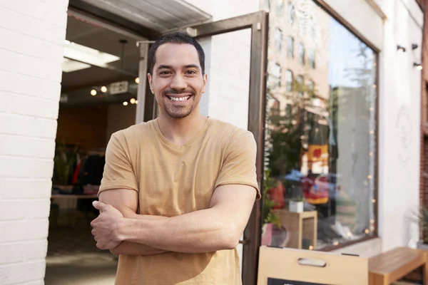 Joven Dueño Una Tienda Hispana Sonriendo Cámara Fuera Tienda Imágenes De Stock Sin Royalties Gratis