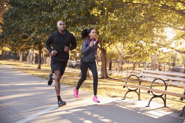 Pasangan Kulit Hitam Muda Joging Taman Brooklyn Stok Gambar