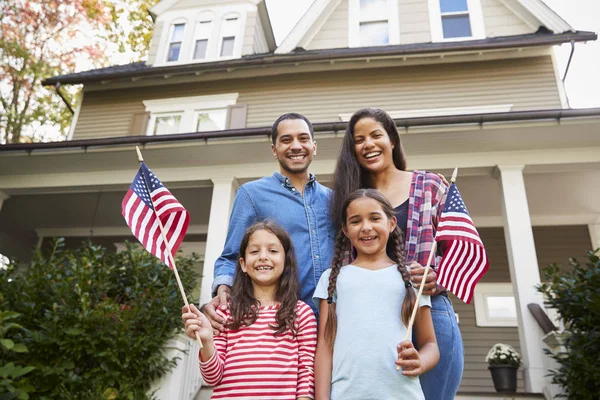 Retrato Família Fora Casa Segurando Bandeiras Americanas Imagem De Stock