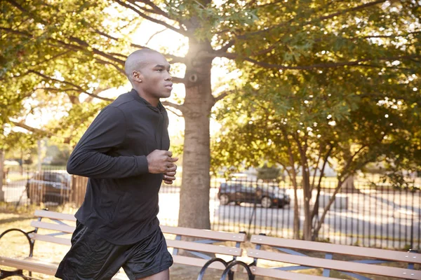 Genç Siyah Adam Bir Brooklyn Park Koşu Yakın Çekim Stok Resim