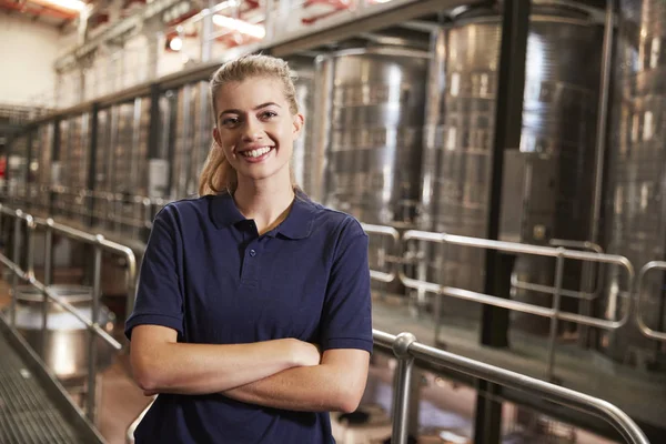 Retrato Uma Jovem Mulher Branca Trabalhando Uma Fábrica Vinhos — Fotografia de Stock