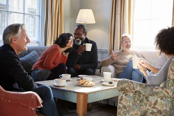 Gruppo Amici Mezza Età Che Riuniscono Intorno Tavolo Caffetteria — Foto Stock