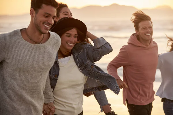 Grupo Amigos Divirtiéndose Corriendo Largo Invierno Playa Juntos —  Fotos de Stock