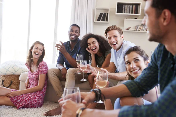 Groep Vrienden Ontspannen Thuis Samen Met Het Drinken Van Wijn — Stockfoto