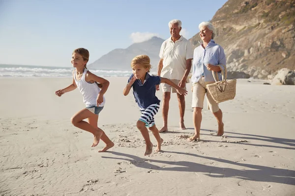 Abuelos Corriendo Largo Playa Con Nietos — Foto de Stock