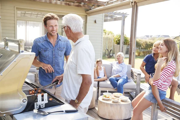 Famiglia Multi Generazione Che Gode Barbecue Cucina Casa — Foto Stock