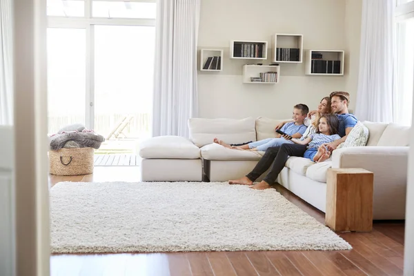 Familia Sentada Sofá Casa Viendo Televisión Juntos — Foto de Stock