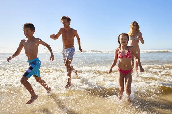 Family Summer Beach Vacation Run Out Sea Camera — Stockfoto