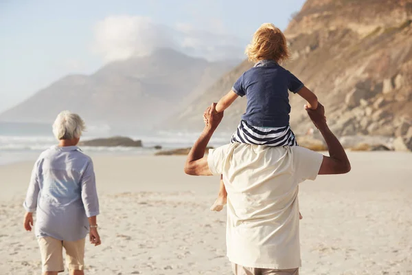 Nonni Che Trasportano Nipote Sulle Spalle Piedi Lungo Spiaggia — Foto Stock